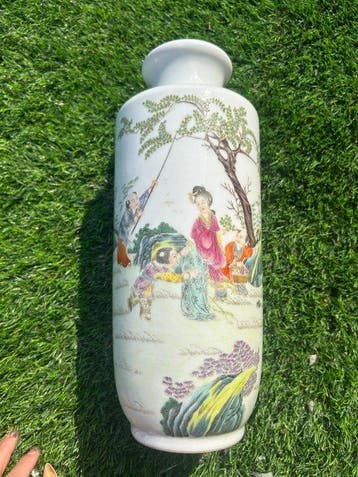 Cilindrische Chinese vaas van porselein Famille Rose - Begin
