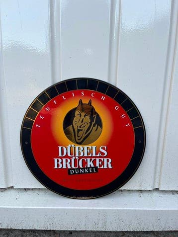 Dübels Brücker Dunkel – Rond Bier Reclamebord – Teuflisch