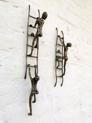 sculptuur, Wall art - climbing ladders - 42 cm - Brons