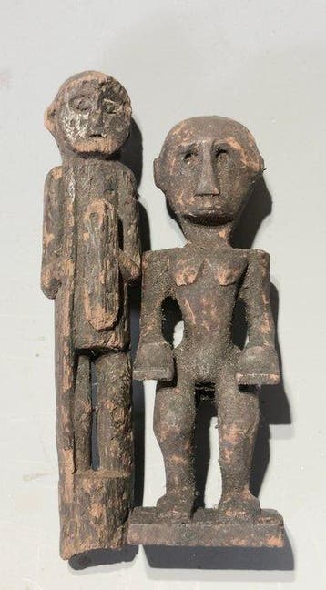 Twee amuletfiguren uit Borneo - Borneo - Indonesië (Zonder