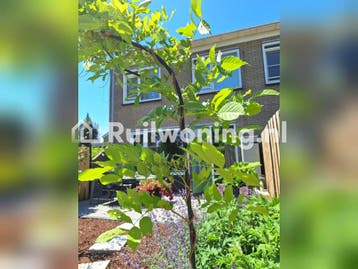 Hoekwoning met vrij uitzicht op plantsoen. (Monnickendam)