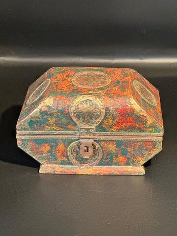 Indisch vintage koffertje van polychroom hout en repoussé