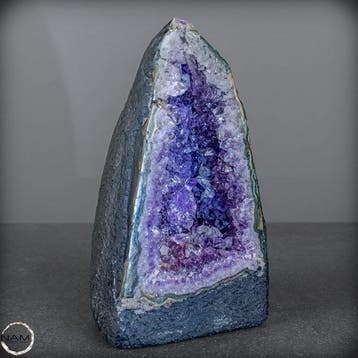 Natuurlijke amethist kristalkathedraal – diepviolette