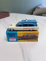 Corgi Toys 1:43 - Modelauto - Superior Ambulance on Cadillac, Nieuw