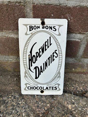 Vintage Hopewell Dainties Chocolates reclamebord – emaille
