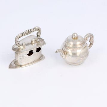 NO RESERVE - Strijkijzer en Theepot - Beeldje (2) - .835, Antiek en Kunst, Antiek | Goud en Zilver