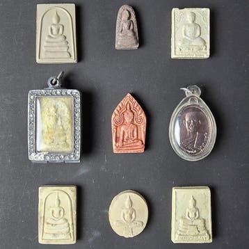 Thailand. 9 verschillende Thaise Boeddhistische Amuletten