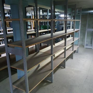 +/- 15,4 meter Bruynzeel Montex metalen/houten legbordstelli, Ophalen of Verzenden