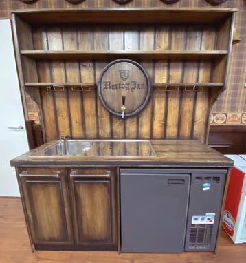 Robuuste wandbar met tapinstallatie, Verzenden