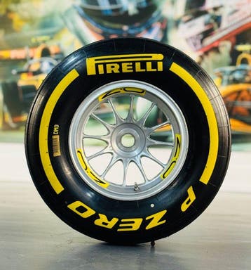 Wiel compleet met band - Formule 1 Pirelli - O.Z., Nieuw