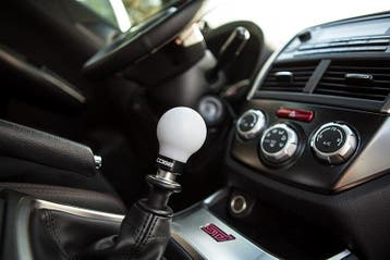 Cobb Subaru 6-Speed COBB Shift Knob - White w/Stealth Black, Ophalen of Verzenden
