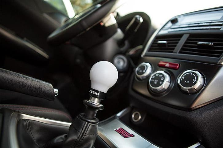 Cobb Subaru 6-Speed COBB Shift Knob - White w/Stealth Black, Auto diversen, Tuning en Styling, Ophalen of Verzenden