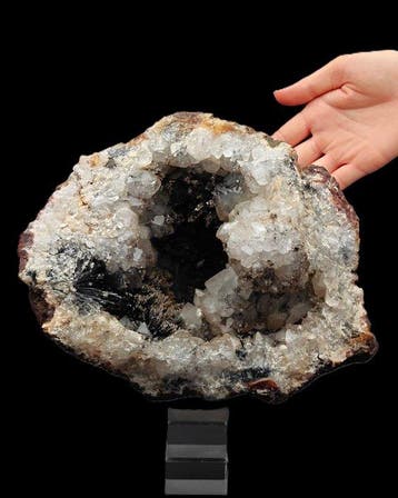 Grote kwartsgeode met zwarte goethiet, zeldzame