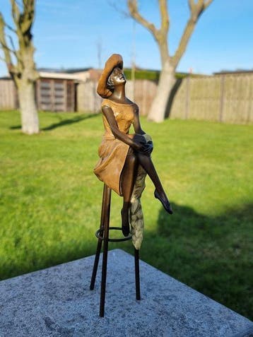 Beeld, Bronze Lady with Hat on Bar Stool - 27.5 cm - Brons, Antiek en Kunst