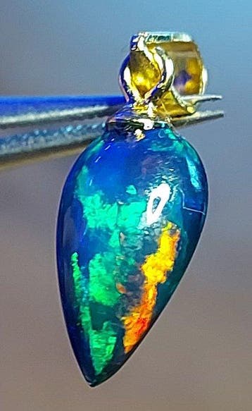 Ethiopische zwarte opaal hanger, 1,5 ct, op verguld