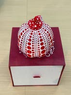 Yayoi Kusama (after) - sculptuur, Dots Obsession Pumpkin Red, Nieuw