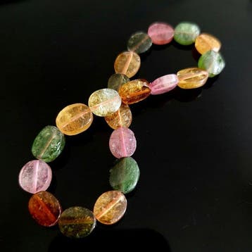 Armband van regenboogtoermalijn. Natuurlijke stenen.
