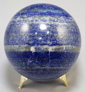 Lapis lazuli combineert met gouden pyriet. Bol - Hoogte: 92