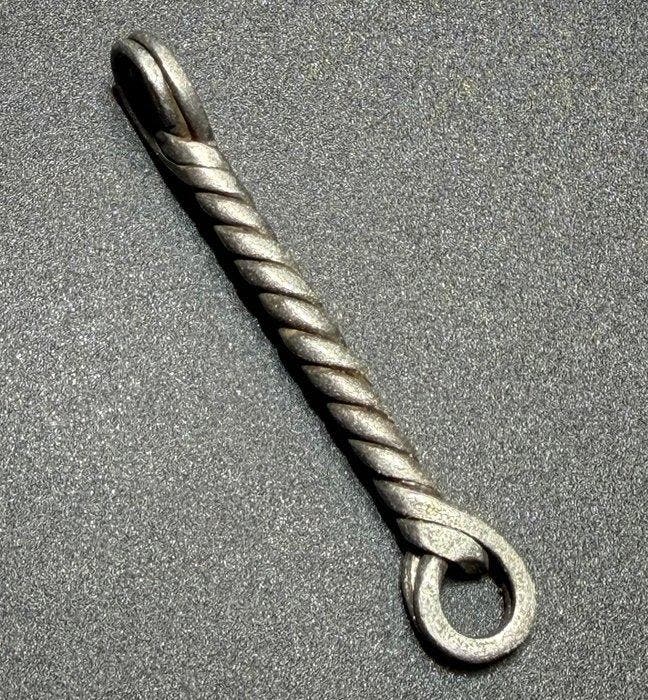 Oud-Romeins Zilver Onbeschadigd gedraaid amulet-sieraad in, Sieraden, Tassen en Uiterlijk, Antieke sieraden
