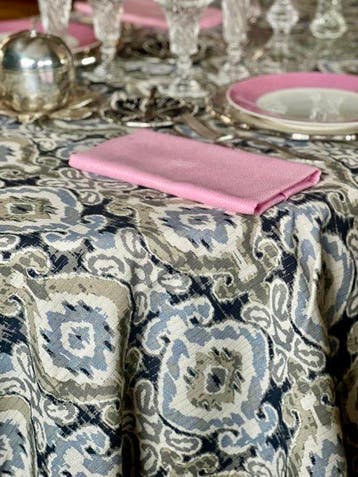 Tafelkleed met een etnisch ikat-ontwerp op linnen, prachtige