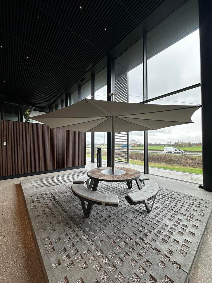 Extremis Pantagruel picknicktafel + Inumbra parasol 400cm, Tuin en Terras, Tuintafels, Rond, Zo goed als nieuw, Hout
