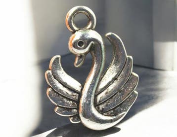 2 x Metalen bedel van een zwaan, antiek zilverkleur afm...., Ophalen of Verzenden, Nieuw, Bedel
