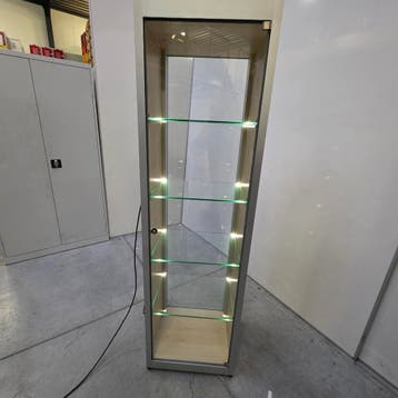 Glazen vitrinekast met verlichting bij elke schap met sleute, Ophalen of Verzenden, Nieuw