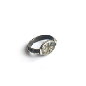 Graeco-Bactrisch Zilver Ring met bloemengrave-kraal - 20 mm, Antiek en Kunst