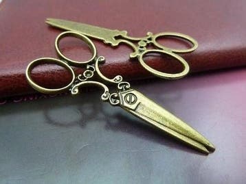 Metalen hanger van een schaar 60 x 25 x 1,5 mm geel koper..., Ophalen of Verzenden, Nieuw, Kraal