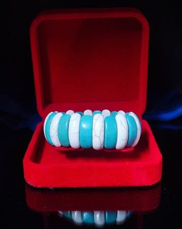 Geen minimumprijs. Prachtige witte en blauwe turquoise