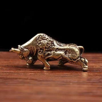sculptuur, Brass Bull Figurine – Striking Bullfighting