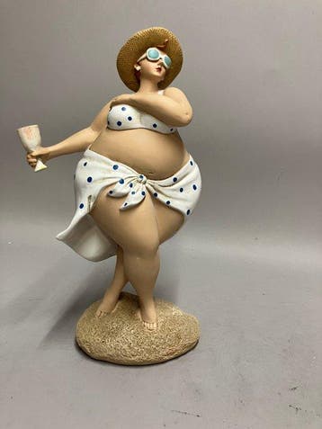 Beeldje - Vrouw op het strand - Polystone - gemalen steen, Antiek en Kunst