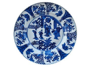 Een monumentale Chinese porseleinen blauw-witte schotel met