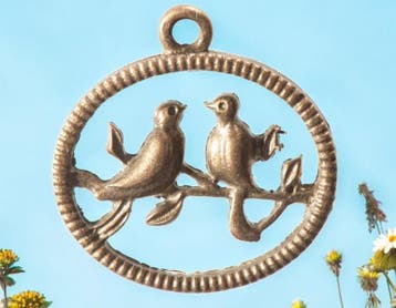 2 x Metalen bedeltje van twee vogels ovaal geel koper kle..., Ophalen of Verzenden, Nieuw, Bedel