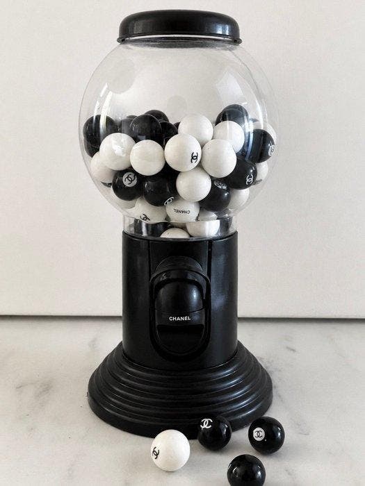 Dino - Distributeur bonbon Chanel, Antiek en Kunst, Kunst | Designobjecten