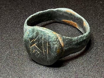 Viking periode Brons Ring in onberispelijke staat met een