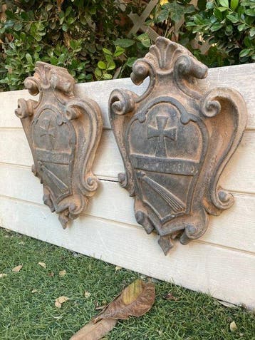 sculptuur, 2 Araldica : Caritas Christi urget nos - 30 cm -