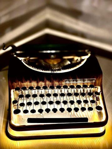 Olivetti typemachine omgevormd tot een lichtsculptuur -