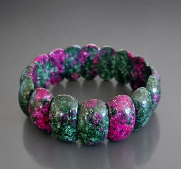 Armband van natuurlijke robijn-zoïsite. Grote cabochons XXL.