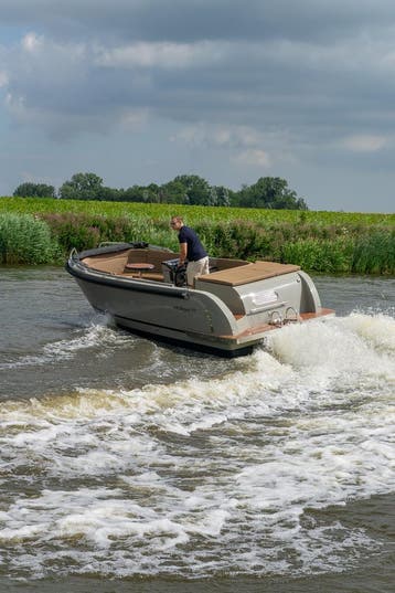 Reitdieper 634 Tender – Luxe sloep met 100 pk Sportkracht, Nieuw, Polyester, Benzine, Buitenboordmotor
