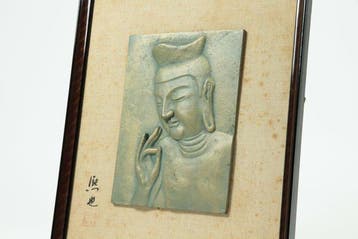 Paneel - In gelijst metalen reliëf van Maitreya Bodhisattva