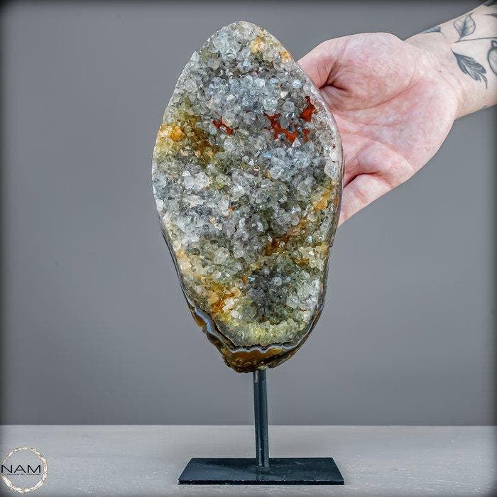 Uniek groene amethist met prasioliet op standaard –, Verzamelen, Mineralen en Fossielen