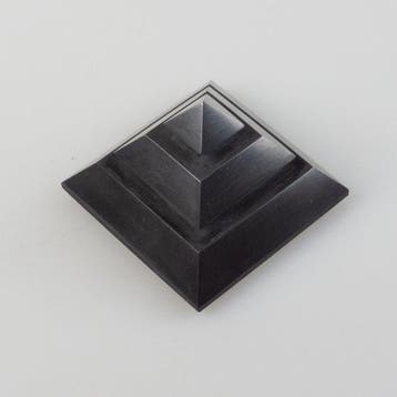 Shungiet Piramide - Hoogte: 6 cm - Breedte: 7 cm- 225 g -