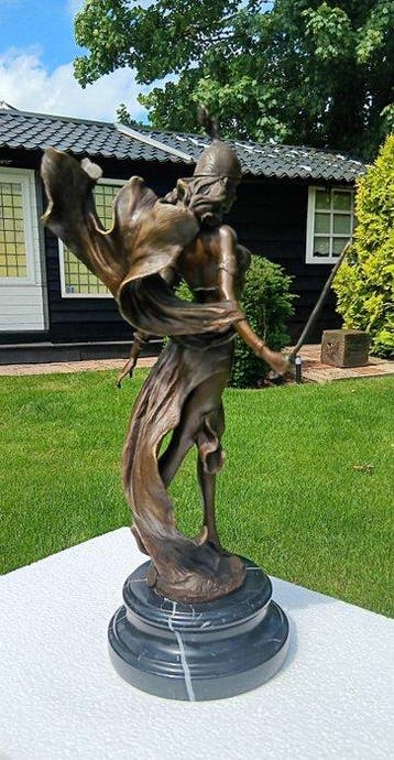 naar milo - sculptuur, Mythologisch beeld amazone warrior -