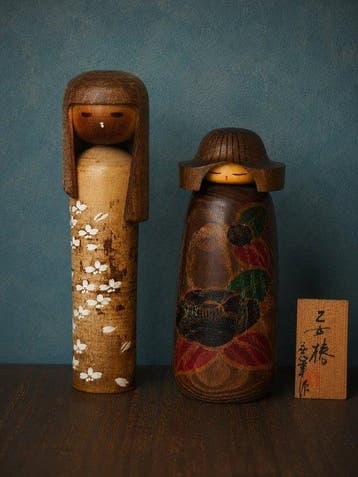 Muhitsu Miyajima (1929–) – Paar van Ssaku Kokeshi Otome