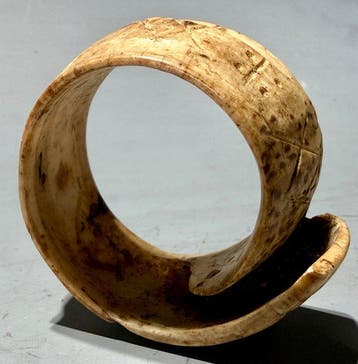 Oud schelpenarmbandje, onderdeel van de bruidsprijs - samfa