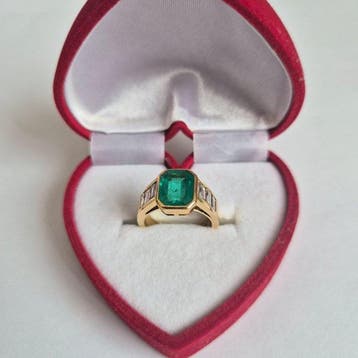 Cocktailring - 18 karaat Geel goud - 4.80ct. tw. Smaragd -