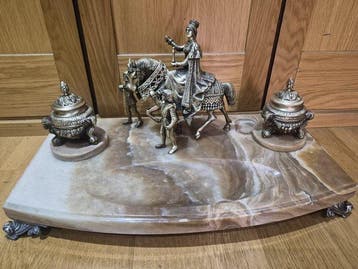 Inkstand representing Queen Isabel the Catholic - Bureauset