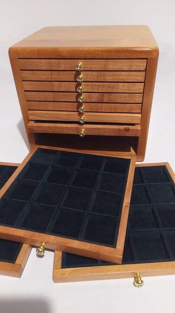 Italië. Cherry wood coin box containing 10 plateaux