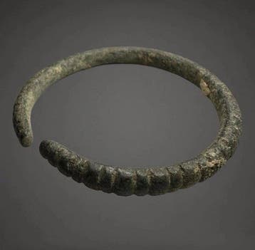 IJzertijd Oude West-Aziatische armband (bangle) met
